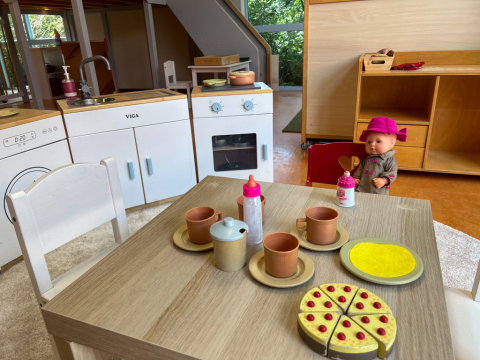 peelkeuken met speelgoedeten en pop in kinderdagverblijf Boevenhoeve in Opmeer