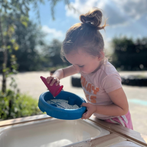 meisje speelt met water