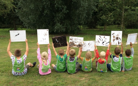 Kinderen houden knutselwerk omhoog
