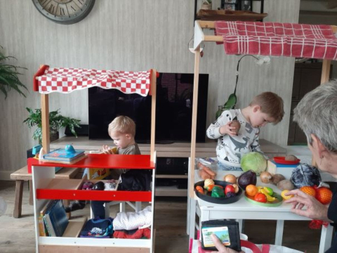 Kinderen spelen met winkelkraam