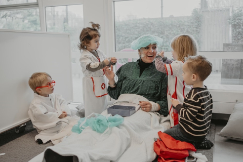 Kinderen verzorgen hun zieke juf
