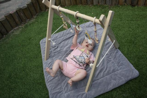 baby speelt in de tuin bij kinderdagverblijf de goorn