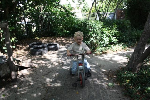 jongetje speelt in de tuin bij kinderdagverblijf de kantbeugel