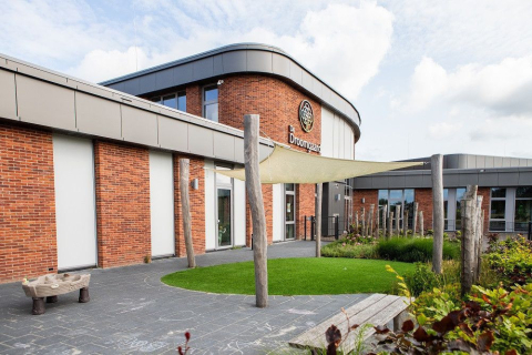 buitenruimte en gebouw van de Droomgaard