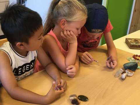 kinderen kijken naar edelstenen