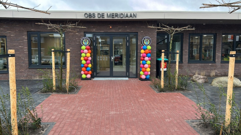 foto van ingang OBS De Meridiaan