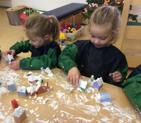 kinderen spelen met scheerschuim op tafel