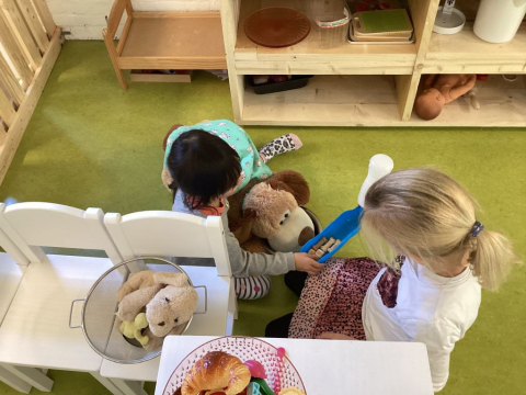Kinderen spelen met de knuffelhond
