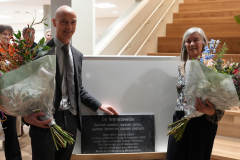 Wethouder en oud-wethouder onthullen plaquette