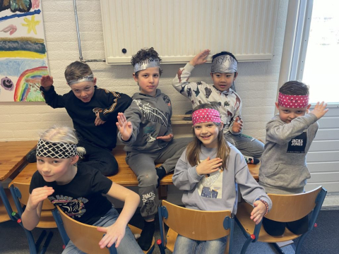 groepsfoto van kinderen met bandana om hoofd