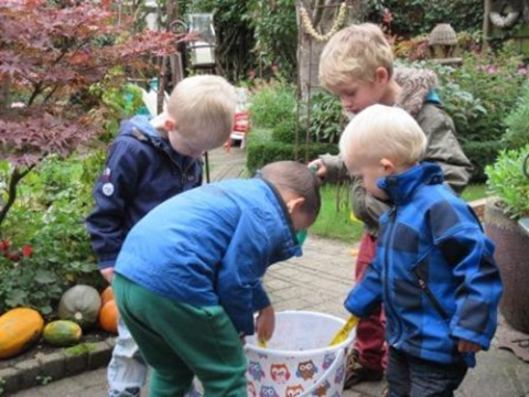 kinderen spelen buiten