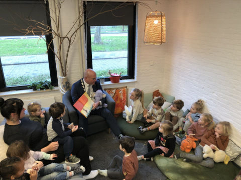Peuters worden voorgelezen door burgemeester