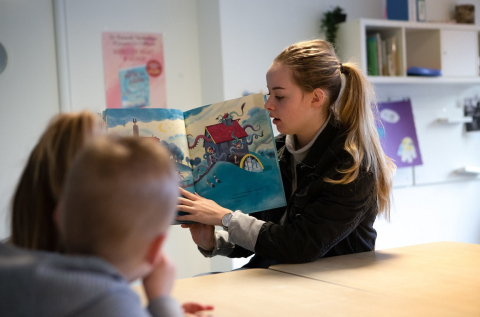 Pedagogisch professional leest voor
