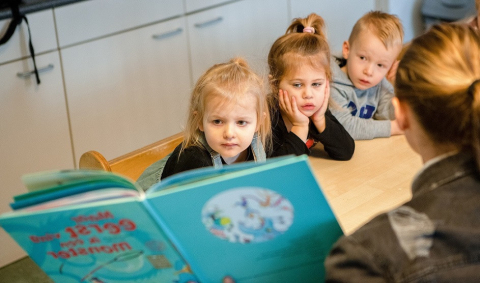 peuters die meelezen in een prentenboek