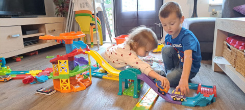 kinderen spelen met autobaan