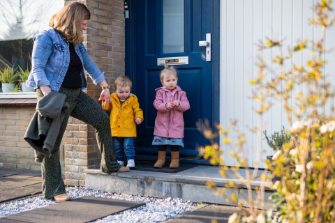 gastouder en kinderen lopen naar buiten