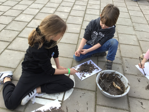 kinderen-spelen-met-modder-berend-botje