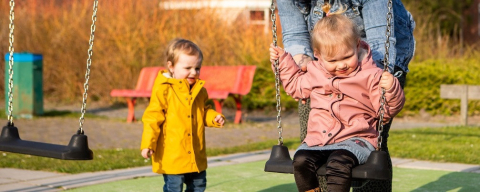 kind zit op schommel