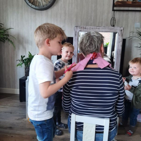 kinderen spelen kappetje met gastouder Marja