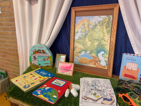 Educatieve speelhoek in BSO De Boevenhoeve in Opmeer met kinderboeken, een kaart van Europa, kleurplaten en speelse decoratie