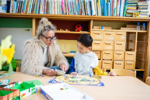 pedagogisch professional legt uit hoe ganzenbord werkt