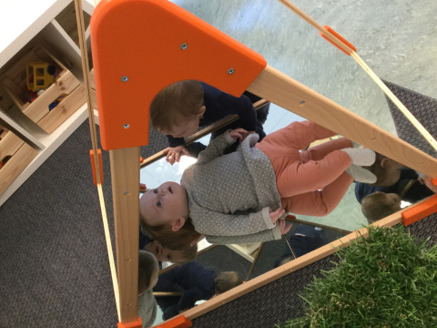baby ontdekt zichzelf in de spiegeldriehoek