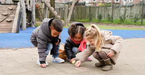 Kinderen krijten met paasei krijt