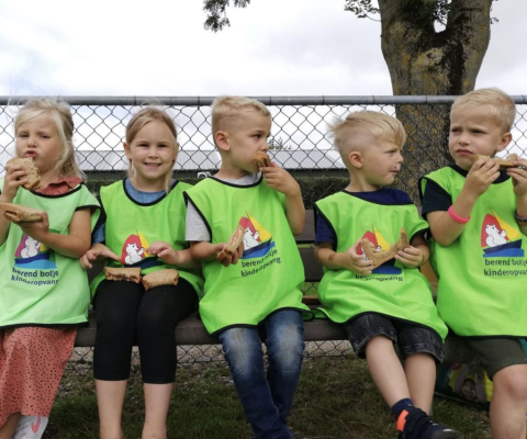 groepsfoto van BSO kinderen die een broodje eten