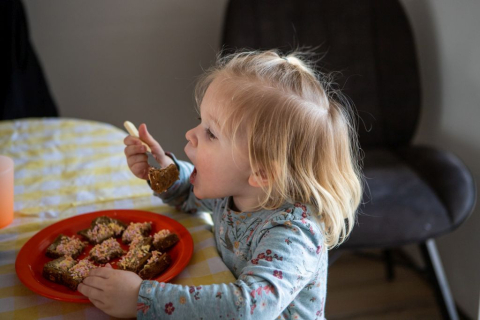 kind eet broodje