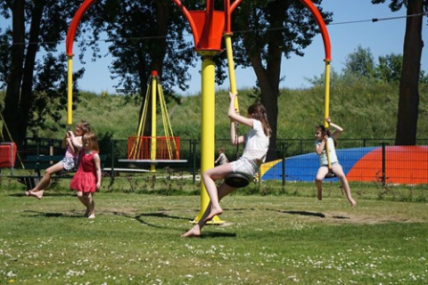 kinderen spelen in speeltuin