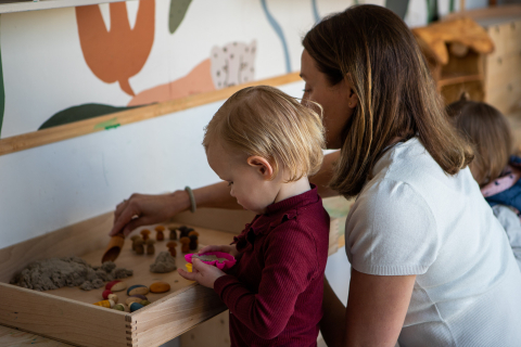 gastouder speelt samen met kind