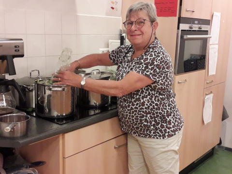 vrijwilliger kok sonja aan het koken