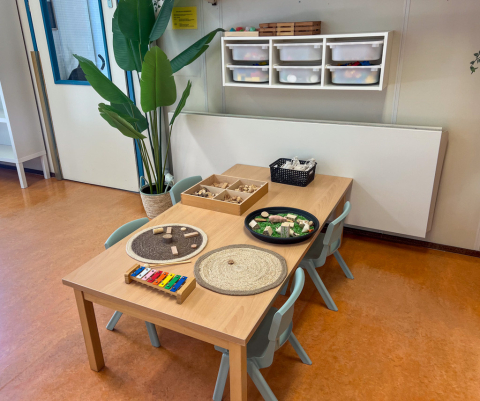 Speeltafel met educatief materiaal in kinderdagverblijf Boevenhoeve in Opmeer.