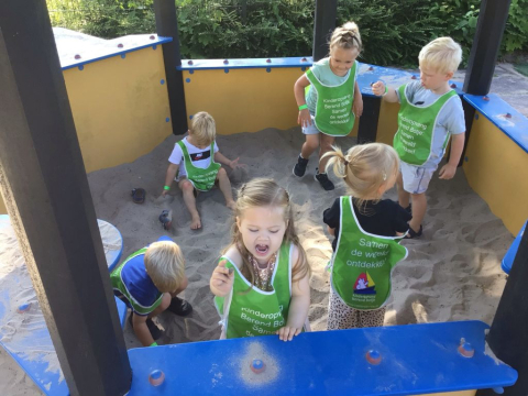 peuters spelen in zandbak