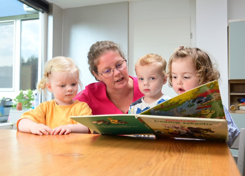 gastouder Rianne leest met drie kinderen
