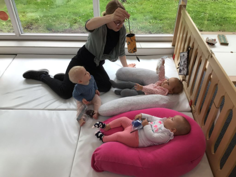 baby's liggen samen op zachte mat