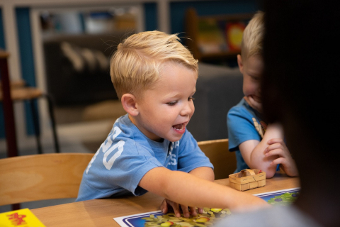 peuters spelen samen een spel
