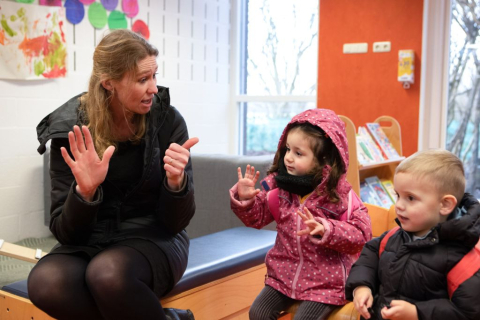 pedagogisch professional telt op haar vingers met kind