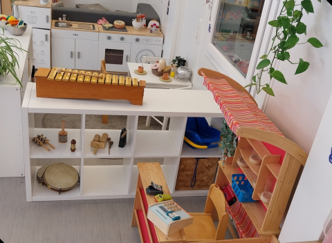 Speelhoek bij Kinderopvang Berend Botje in Schellinkhout met houten speelgoed, muziekinstrumenten en kinderkeuken.