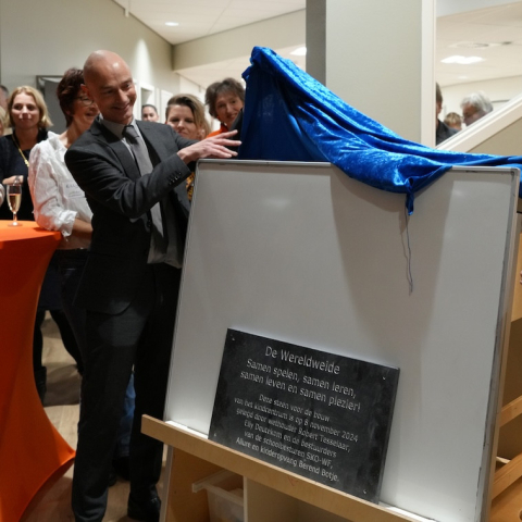 Onthulling plaquette door wethouder en oud-wethouder tijdens opening Kindcentrum De Wereldweide