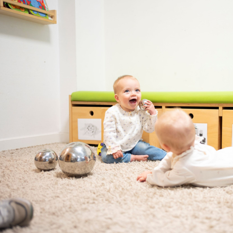 foto van baby's die spelen