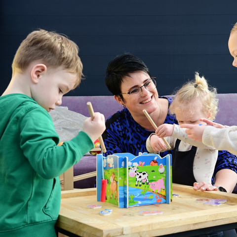 gastouder speelt met kinderen
