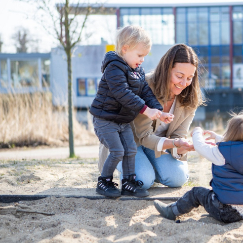 kinderen spelen met gastouder buiten