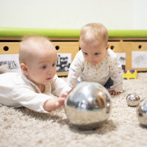 twee spelende baby's op het kinderdagverblijf