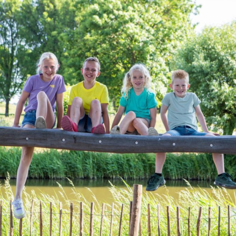 BSO kinderen zitten op een balk
