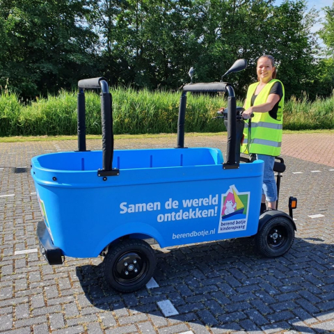 foto van medewerker en BSO Bus
