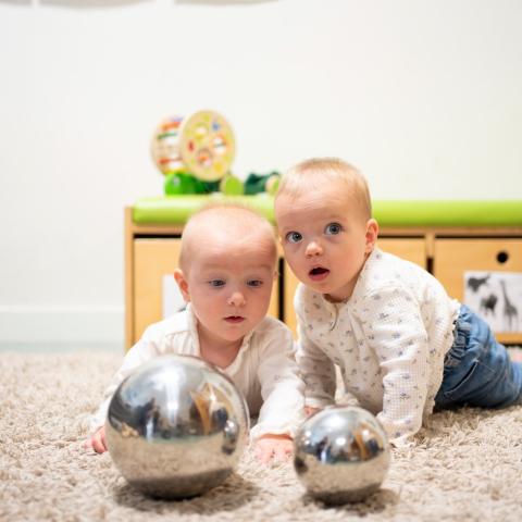 Twee baby's aan het spelen