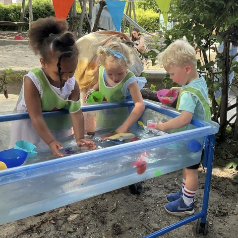 Peuters spelen bij de waterbak bij PSG Hummelhof