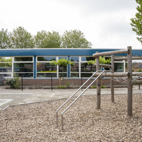 buitenplein met speeltoestel