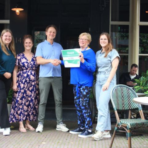Foto van uitreiking cheque Stichting Hartekind
